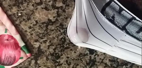 Novinho gozando pela cueca